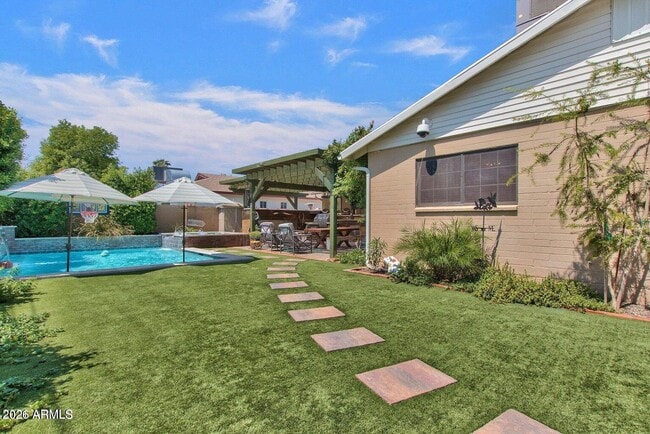 Building Photo - 6621 E 4th St