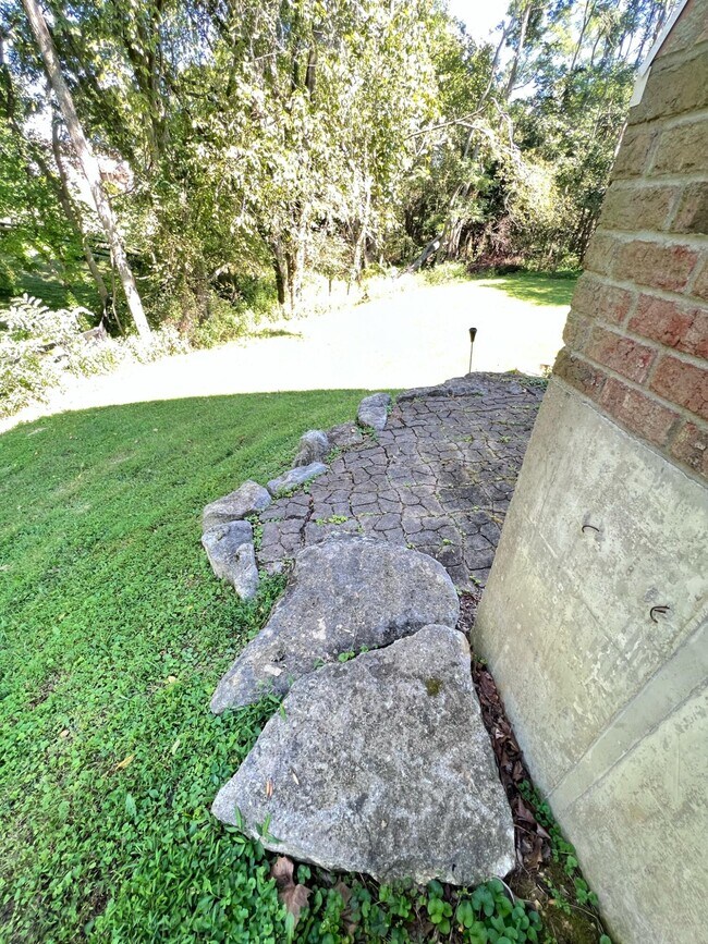 Building Photo - 212 Lakeside Dr