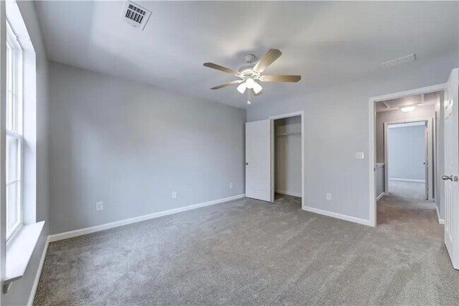 Building Photo - 2820 Mayfair Dr