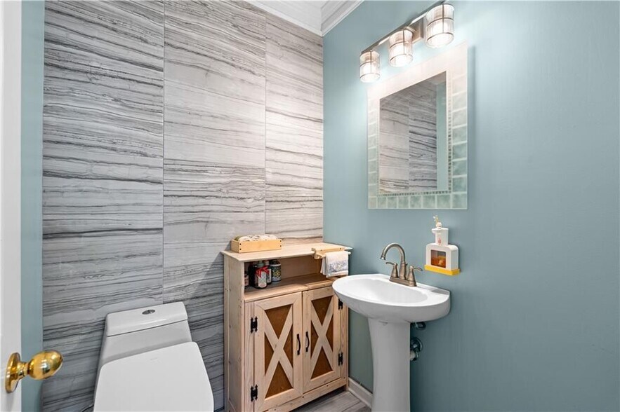 Building Photo - 38 Roxbury Ln