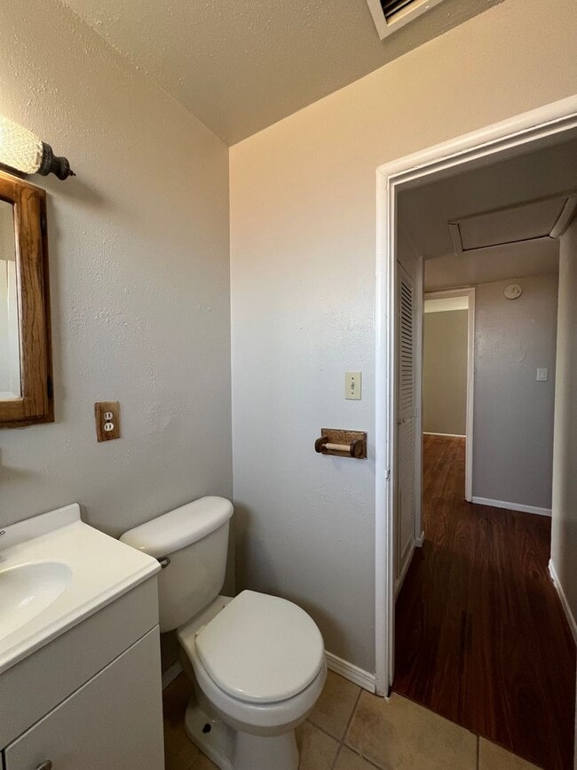 Building Photo - 3 Bedroom 2 Bathroom House Located Near Ca...