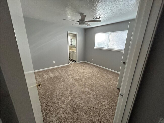Building Photo - 132 Red Oak Ln