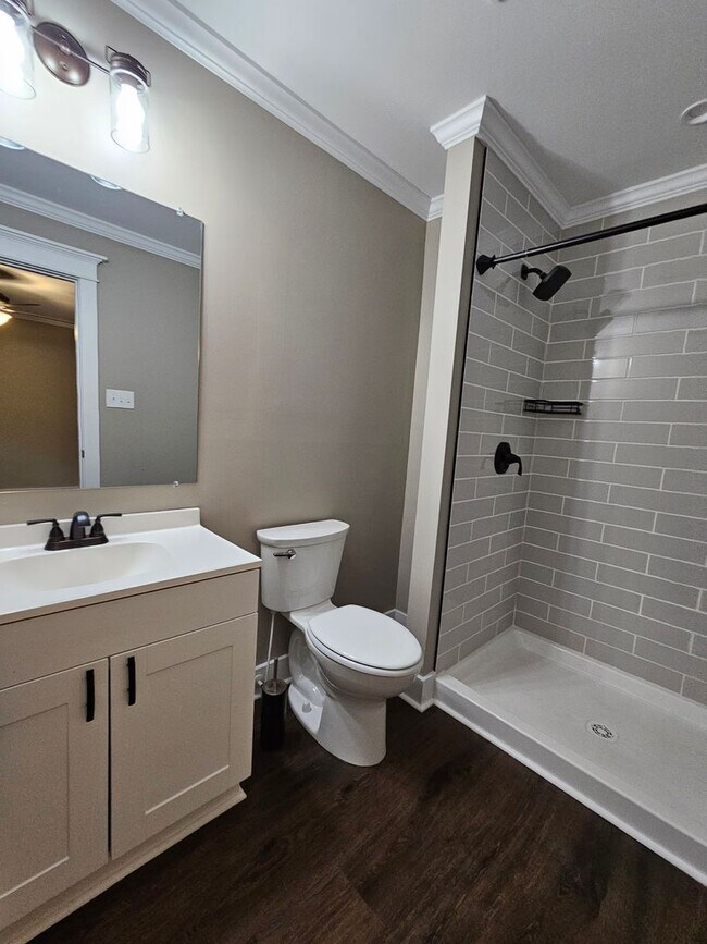 Building Photo - Well Maintained 3 Bedroom Home In The City