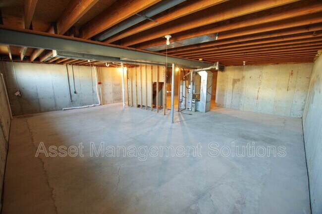 Building Photo - 1 Oak Point Dr