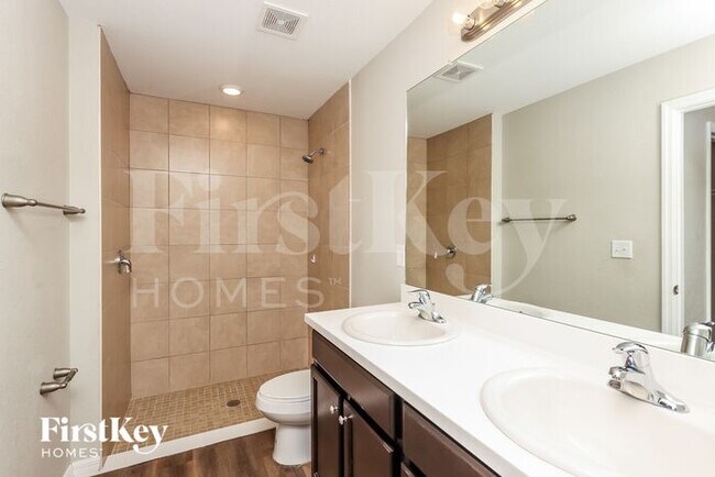 Building Photo - 133 NE 9th Ct