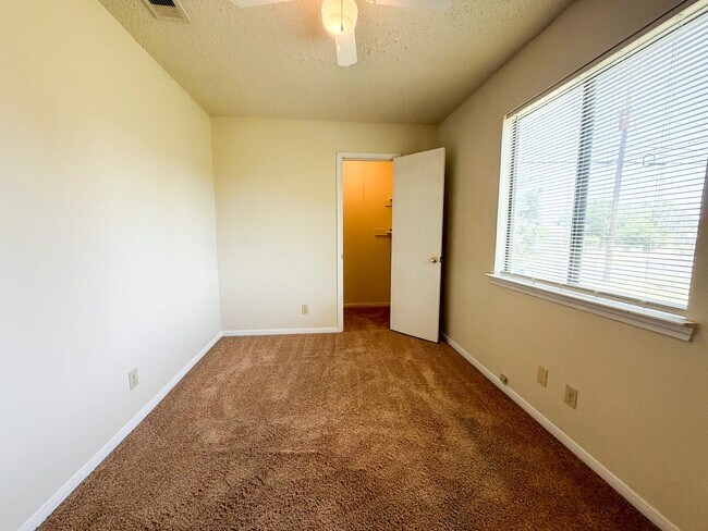 Building Photo - 2607 Bluebonnet Dr