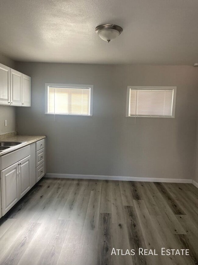 Building Photo - 1741 W Desert Cove Ave