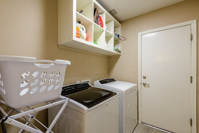 Building Photo - 6417 E Marilyn Rd