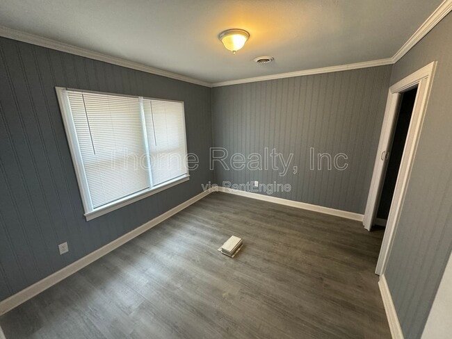 Building Photo - 307 E Battle Ave