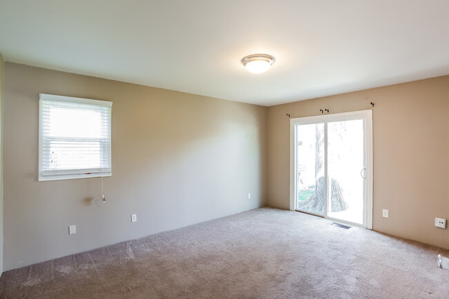Building Photo - 3 bed 2 bath in Noblesville with fenced in...