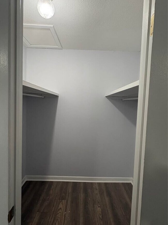 Building Photo - Newly Renovated 2 Bedroom 1.5 Bath