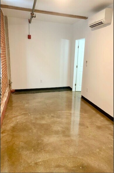 Building Photo - 548 Roosevelt Ave