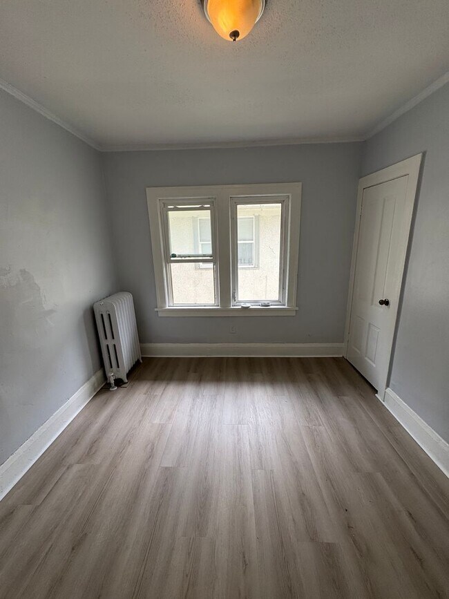 Building Photo - 1429-31 Knox Ave N