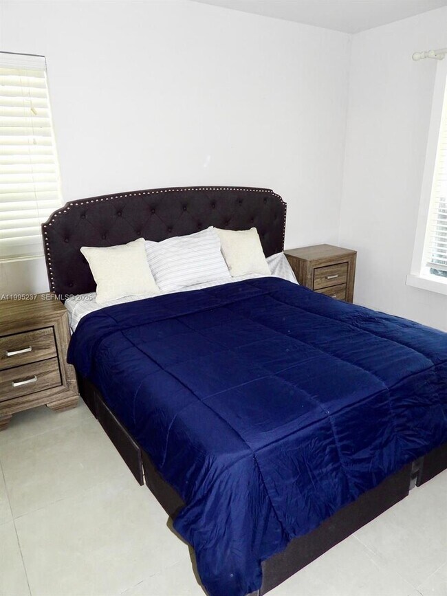 Building Photo - 715 Hollywood Blvd