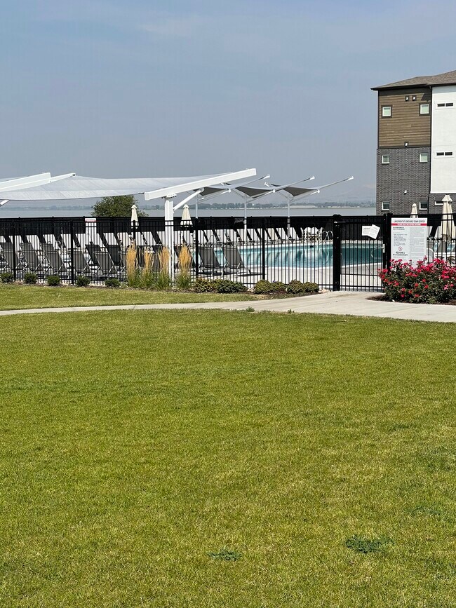 Building Photo - H-204