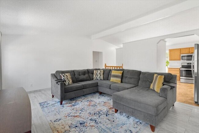 Building Photo - Charming 3BR 2 BA w/ Attached Garage in Centennial! Owner is offering 50% off one month's rent!