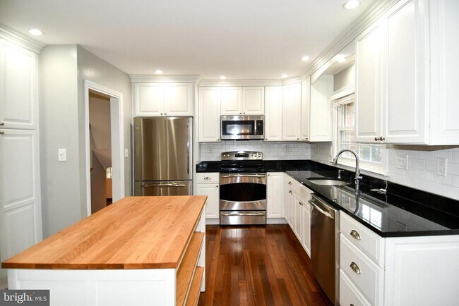 Building Photo - 4100 Dewmar Ct