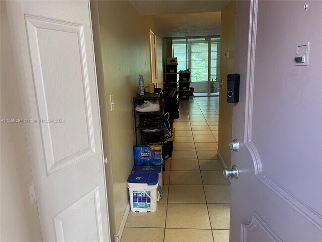Building Photo - 9440 Live Oak Pl