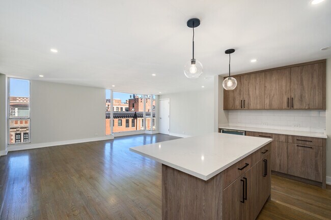 Building Photo - 227 E Walton Pl
