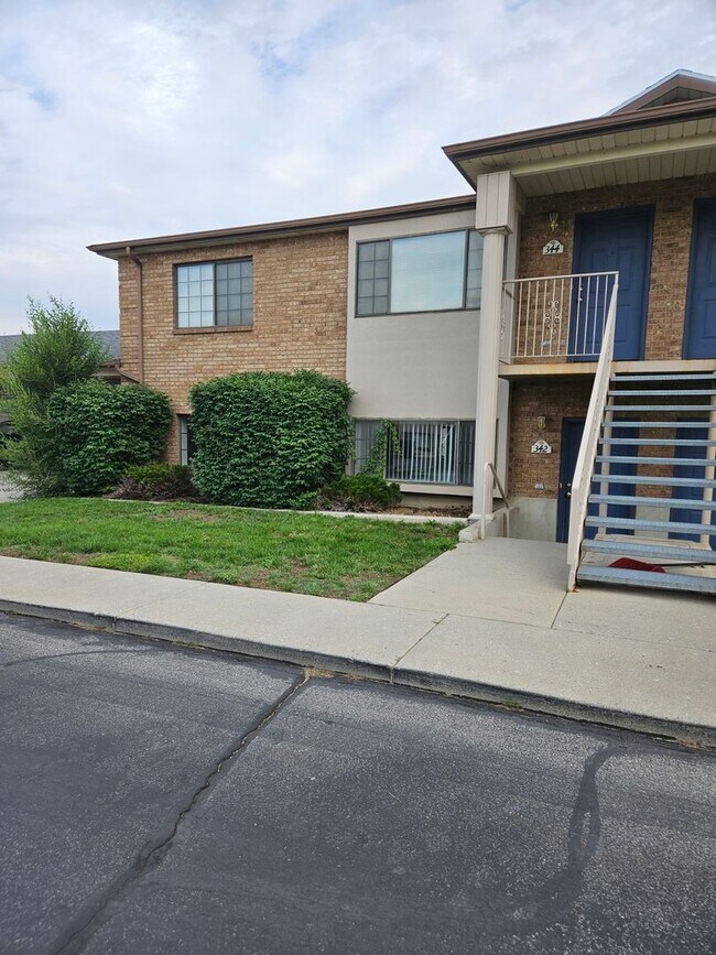 Building Photo - 2 bedroom, 1 bath apartment available in North Orem