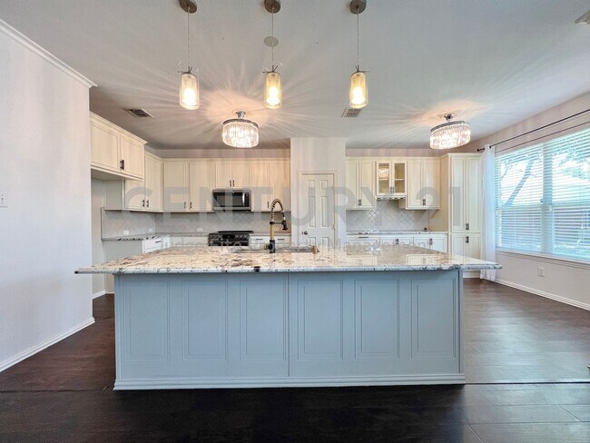 Building Photo - Fantastic 2-Story 5/3/2 in Fort Worth For ...