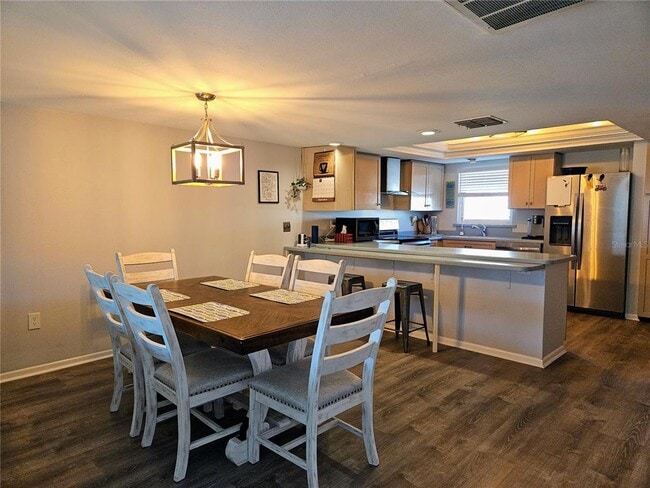 Building Photo - 255 Capri Cir N