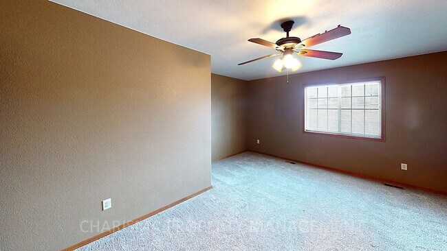 Building Photo - 3 BD, 2 BA AMENITY FILLED TOWNHOME WITH AT...