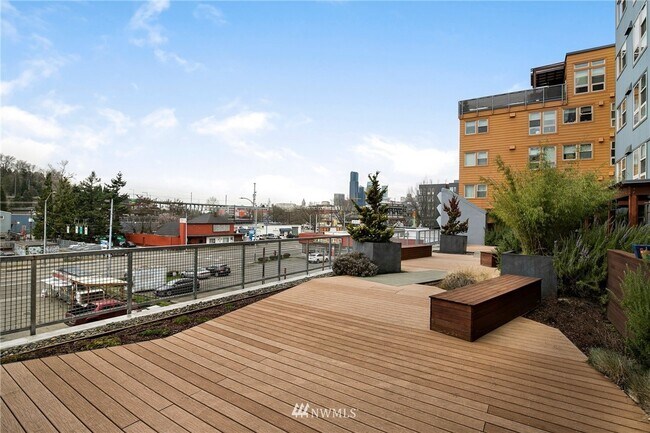 Building Photo - 827 Hiawatha Plz S