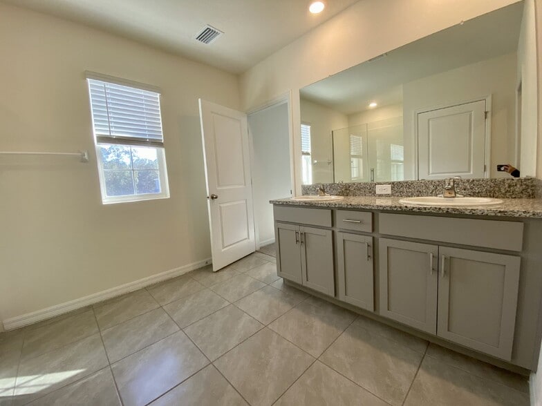 Building Photo - 33367 Apricot Tree Ct