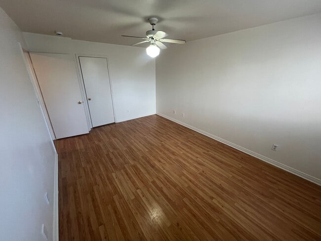 Building Photo - 3 bedrom 2.5 bath Gated Community Townhome with community  Pool, Spa & Private Garage