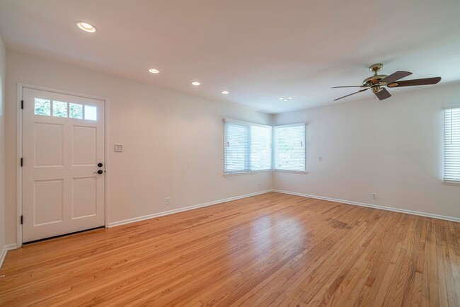 Building Photo - Charming Manhattan Beach Home Rental!