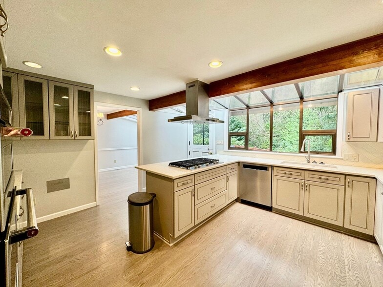 Building Photo - Renovated Woodinville home sitting in park like setting.