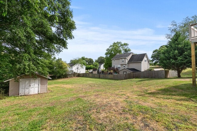 Building Photo - Charming Flowery Branch Home!