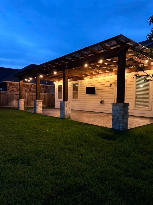 Building Photo - 20703 Winghaven Dr