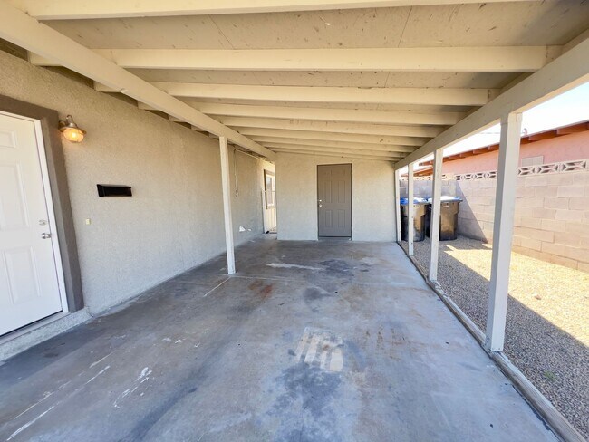 Building Photo - 4 bedrooms, 2 bathrooms home located in Henderson