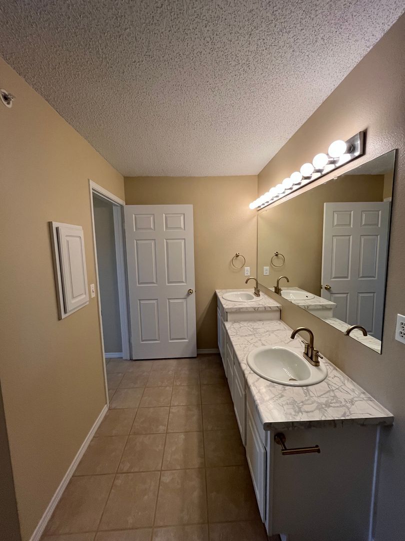 Building Photo - 2010 Shamrock Dr