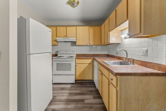 Building Photo - Beautiful 3 bedroom with updates galore- HEAT, Water and Sewer included !