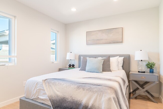 Building Photo - Two Bedroom Town Home-style Like Near NoHo...