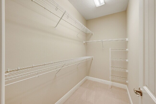 Building Photo - 4 bedroom, 3.5 bathroom in desirable Trasona!