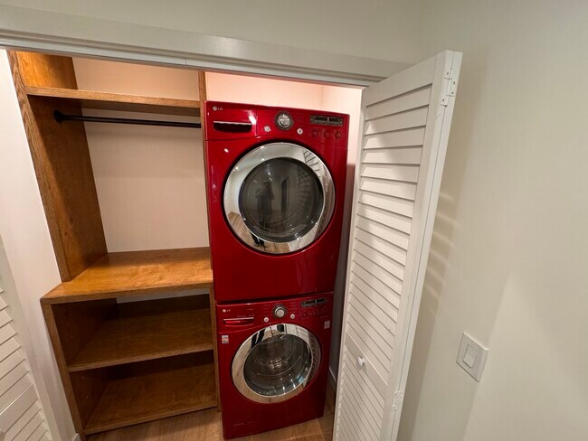 Building Photo - 2111 Hyperion Ave