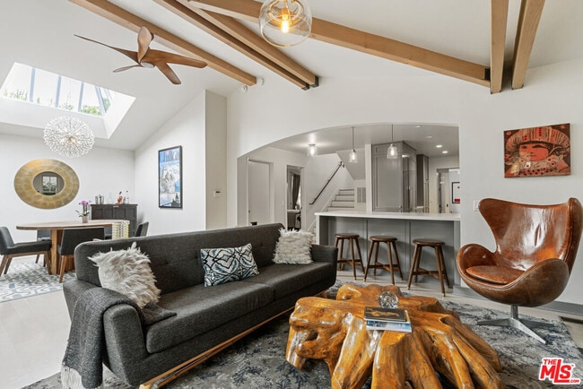 Building Photo - 942 Superba Ave