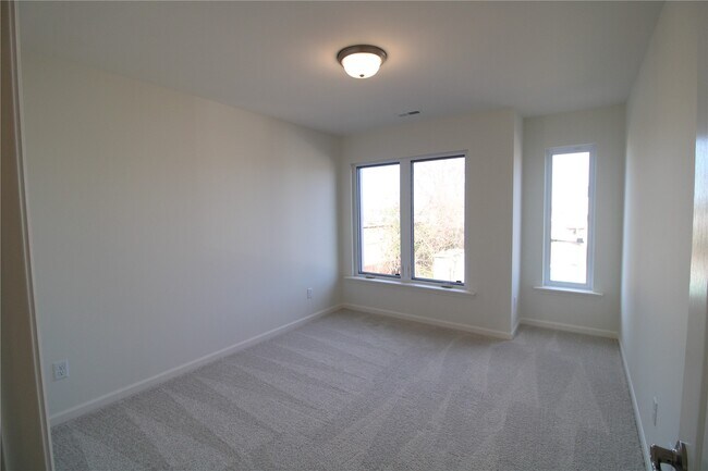 Building Photo - 37 Wingtip Ct