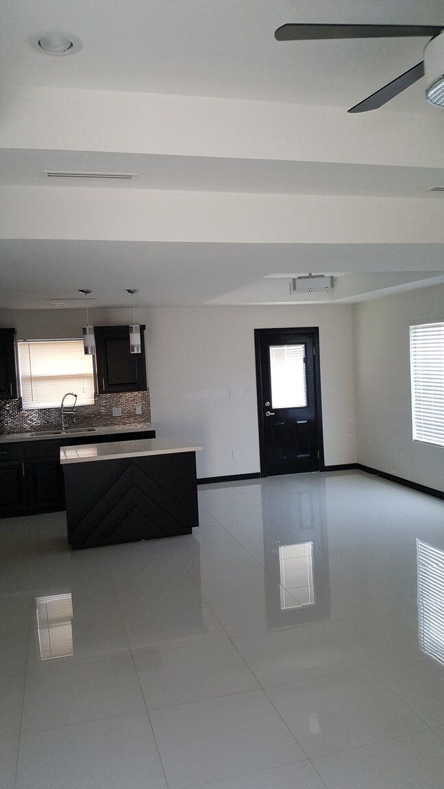 Building Photo - 1212 White Oak Drive