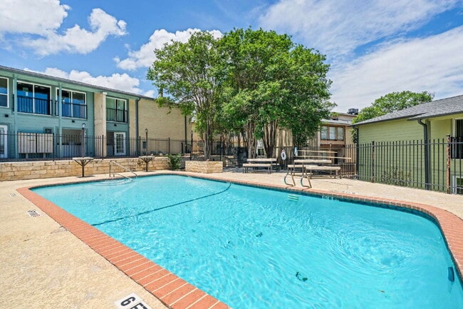 Building Photo - Clean & Bright Gated 1BR Near Downtown Austin