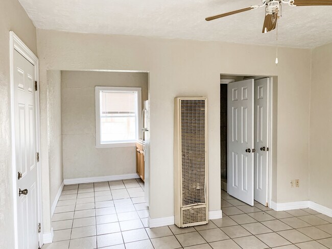 Building Photo - 905 E Fayle