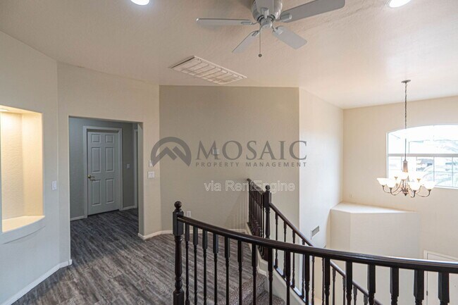 Building Photo - 883 E Powell Way