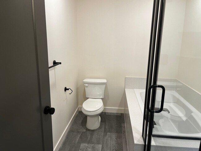 Building Photo - GET $1000 OFF THE FIRST MONTHS RENT!!!