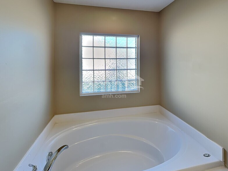 Building Photo - 4005 Strata Dr