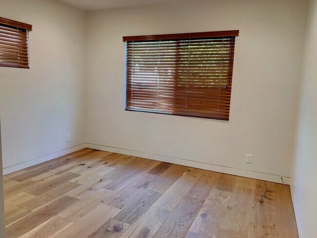 Building Photo - Charming, Remodeled 3-Bed / 3-Bath Home wi...