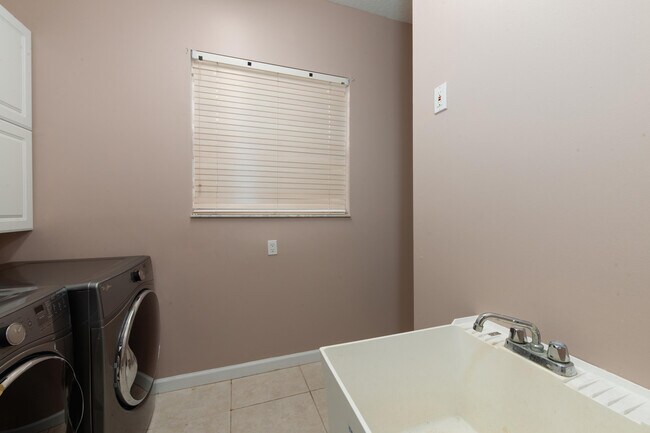 Building Photo - 665 SW Lake Charles Cir